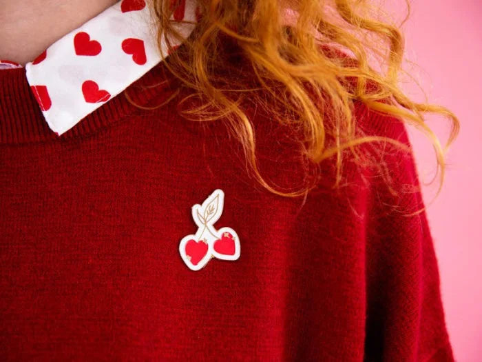 Metalowa Przypinka „Wisienki” – 3 x 4 cm