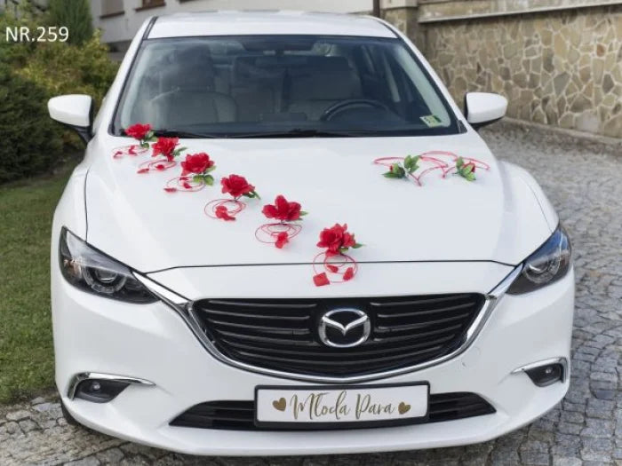 Dekoracja ślubna na samochód – Czerwone róże rattanowe serca kokardki