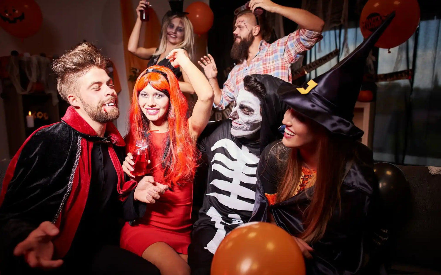 Grupa przyjaciół w kostiumach na Halloween.