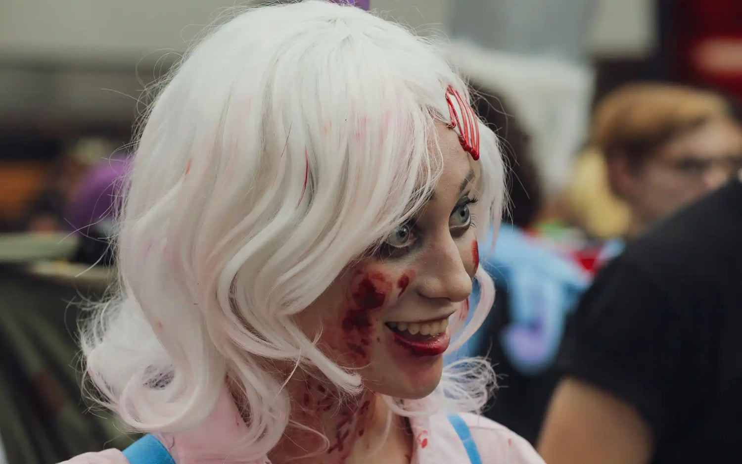 Kobieta w białej peruce i makijażu zombie.