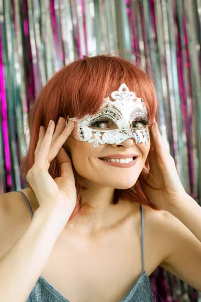 Maska karnawałowa – czarna / srebrna / ciemne złoto – 17 × 9 cm wiązana na wstążkę - Costume Masks