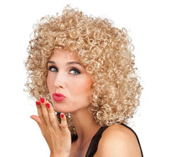 Peruka „Club” – kręcone blond włosy dla efektownej metamorfozy!