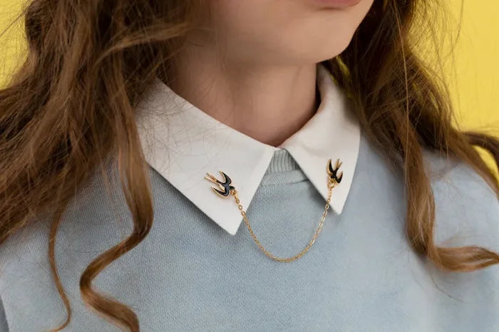 Przypinka na kołnierzyk „Jaskółka” z łańcuszkiem – 14 cm - Costume Accessories