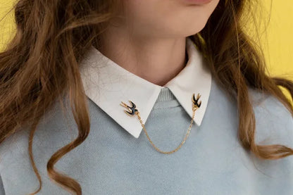 Przypinka na kołnierzyk „Jaskółka” z łańcuszkiem – 14 cm - Costume Accessories
