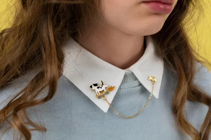 Przypinka na kołnierzyk „Piesek” z łańcuszkiem – mix kolorów 13,5 cm - Costume Accessories