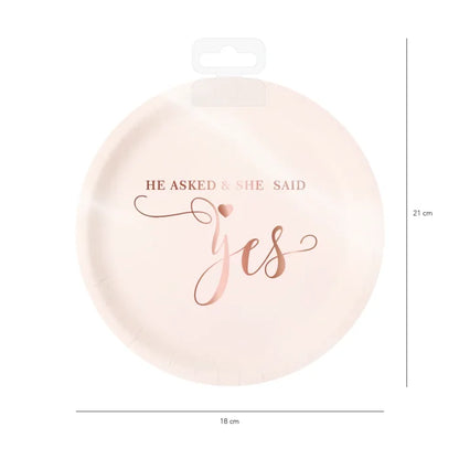 Talerzyki papierowe „He asked & she said yes” – pudrowy róż 18 cm 6 szt. - Disposable Plates