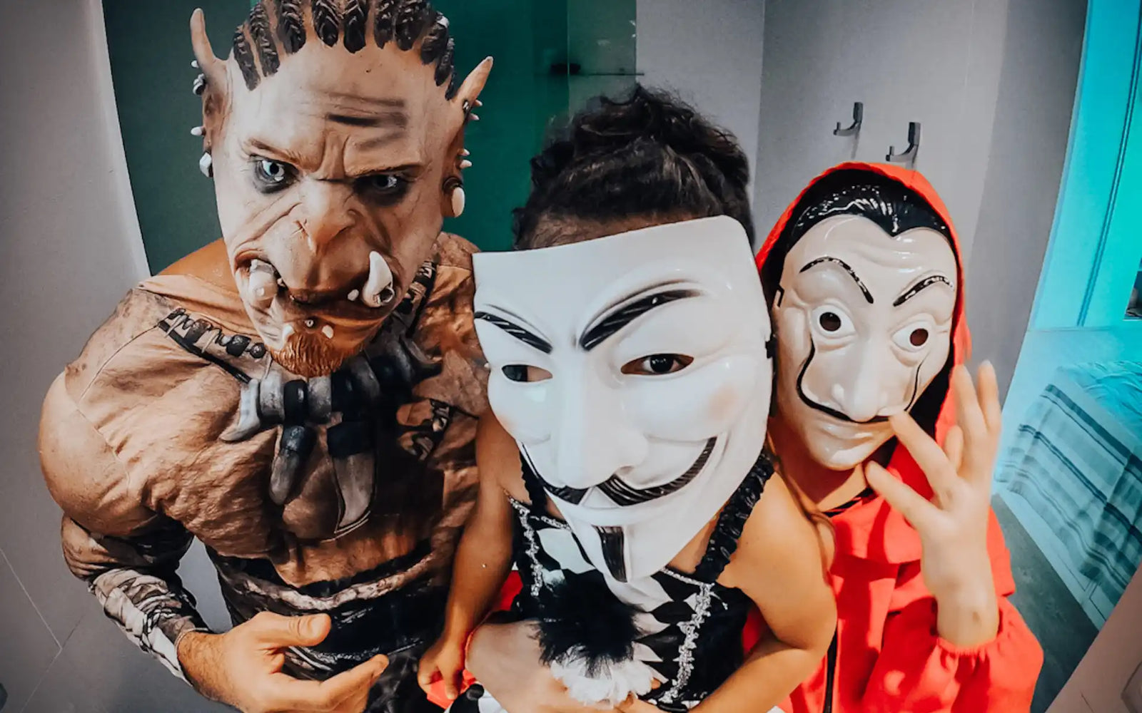 Trzy osoby w wymyślnych maskach i kostiumach